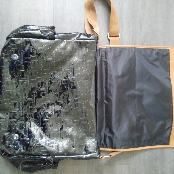 Kenneth Cole Reaction Messenger Bag - Picture 8 of 8